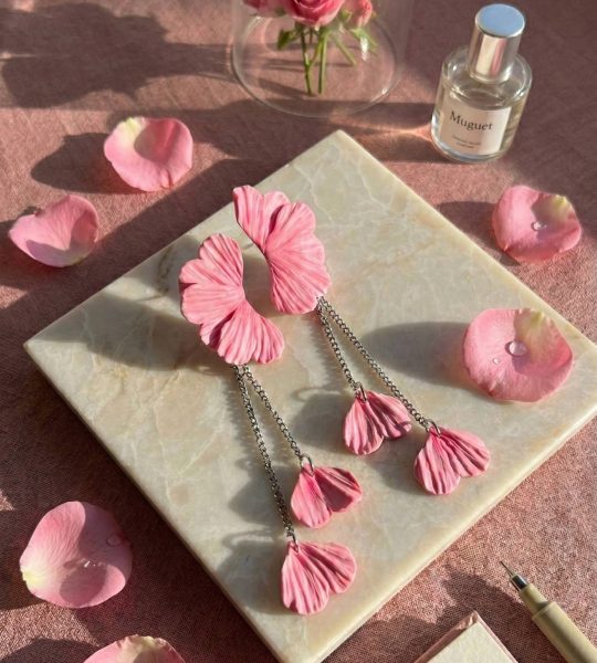 Авторські довгі сережки рожеві пелюстки полімерна глина