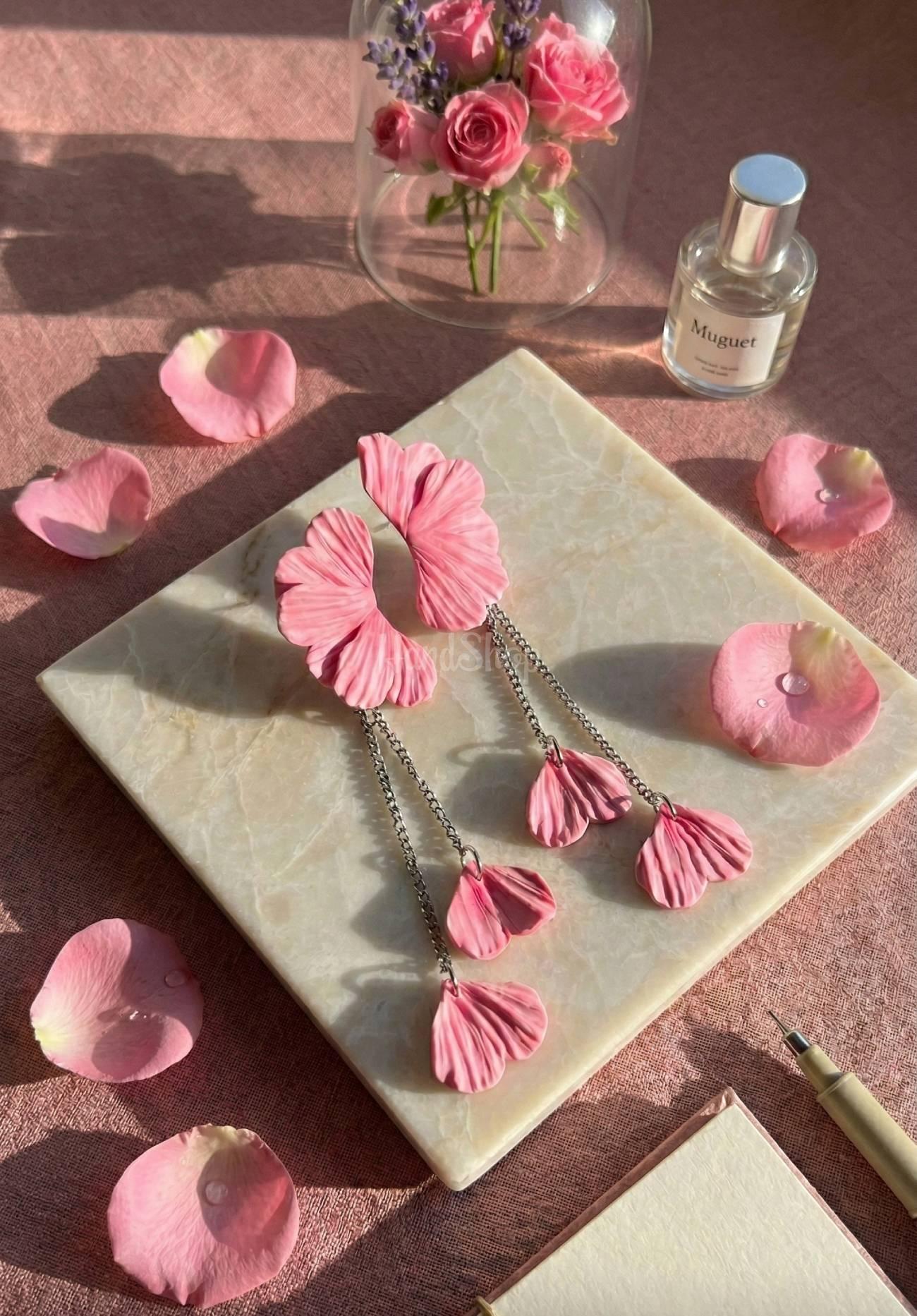 Авторські довгі сережки рожеві пелюстки полімерна глина Авторські довгі сережки рожеві пелюстки полімерна глина