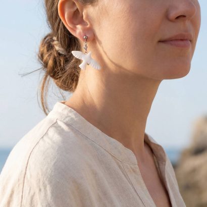 Жіночі сережки білі голубки з полімерної глини з блискітками