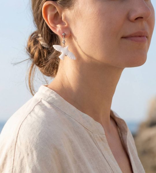 Жіночі сережки білі голубки з полімерної глини з блискітками