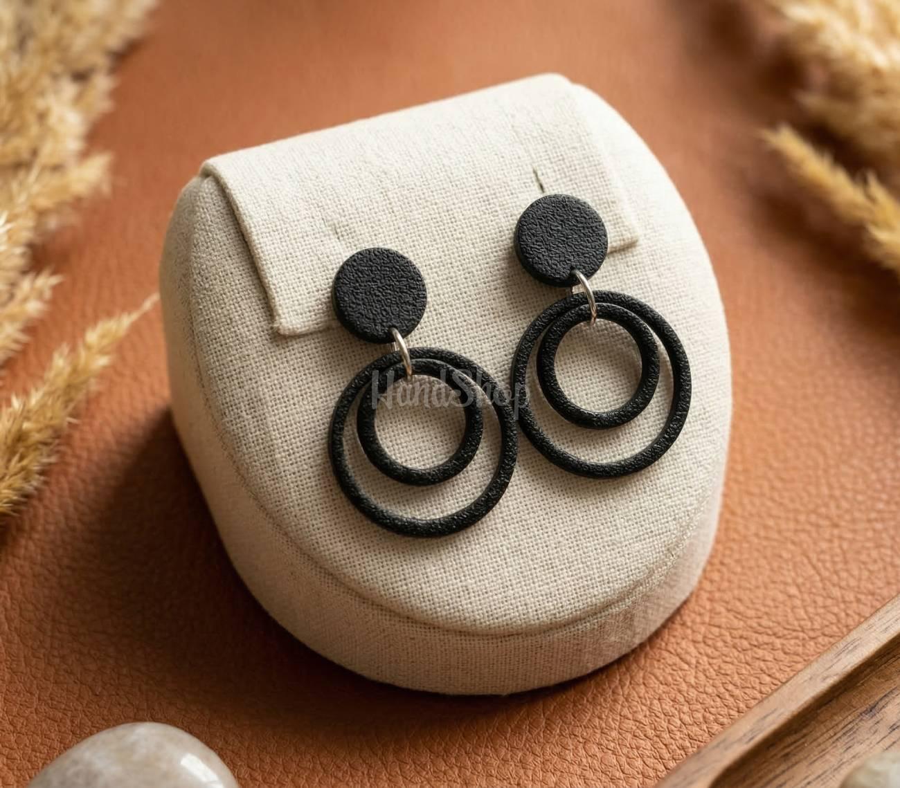 Жіночі чорні круглі сережки з полімерної глини Жіночі чорні круглі сережки з полімерної глини