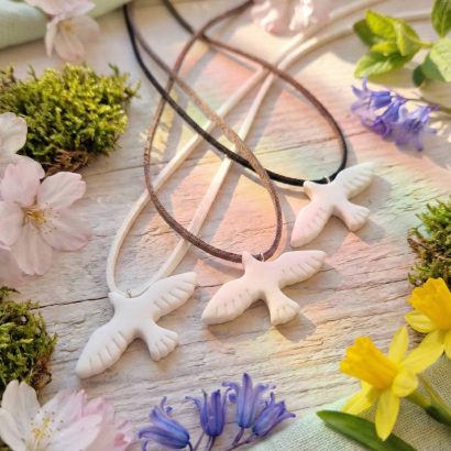 Кулон біла голубка з полімерної глини, замшевий шнур на вибір!