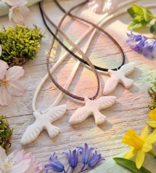 Кулон біла голубка з полімерної глини, замшевий шнур на вибір!