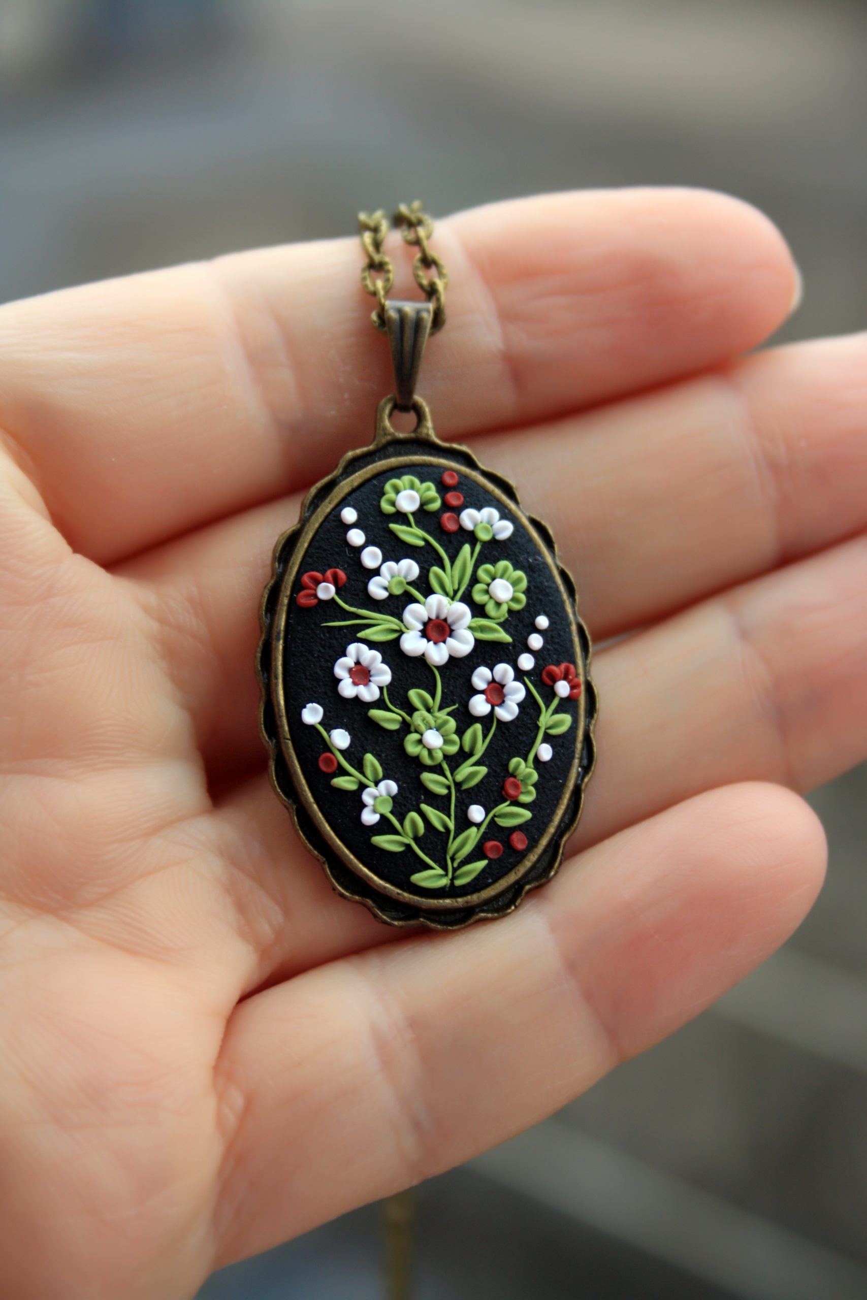 Овальный кулон Цветы