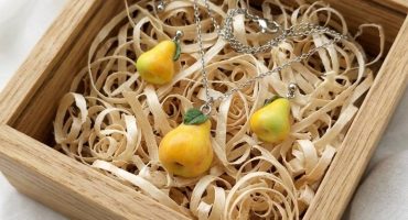 Естетичний комплект прикрас з фруктами - мініатюрні грушки ручного ліплення для ніжного випускного або святкового образу Естетичний комплект прикрас з фруктами - мініатюрні грушки ручного ліплення для ніжного випускного або святкового образу