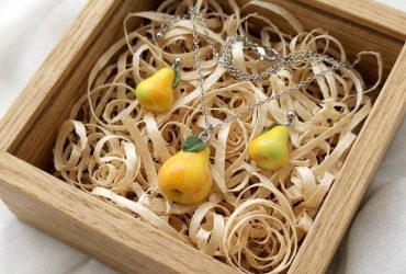Естетичний комплект прикрас з фруктами - мініатюрні грушки ручного ліплення для ніжного випускного або святкового образу