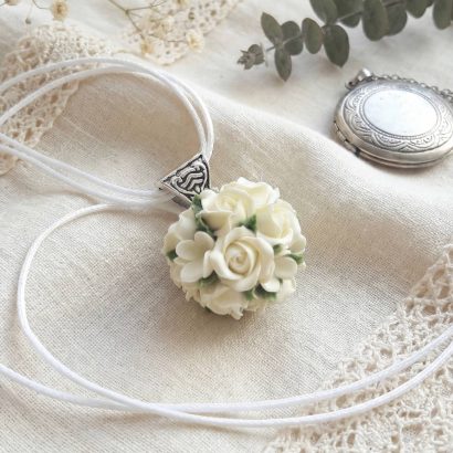 Жіночий кулон кулька білі троянди полімерна глина