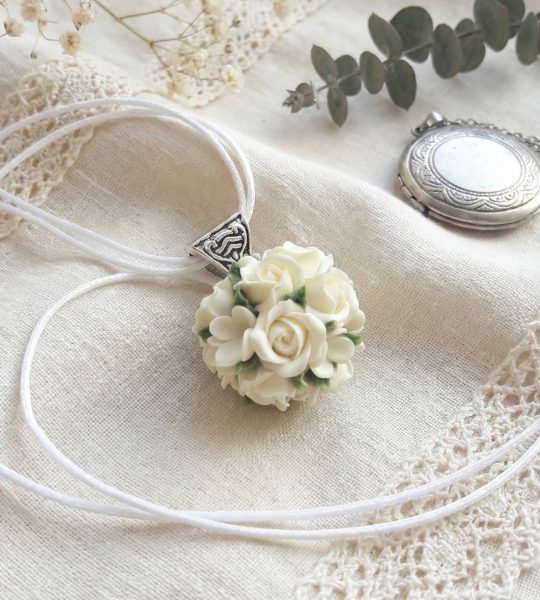 Жіночий кулон кулька білі троянди полімерна глина
