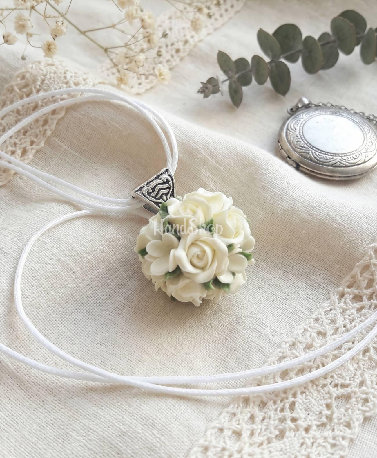 Жіночий кулон кулька білі троянди полімерна глина Жіночий кулон кулька білі троянди полімерна глина