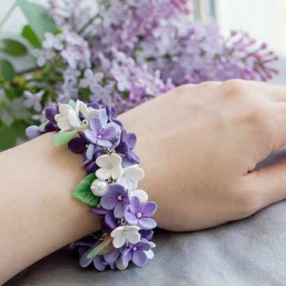 Квітковий жіночий браслет із глини своїми руками бузок