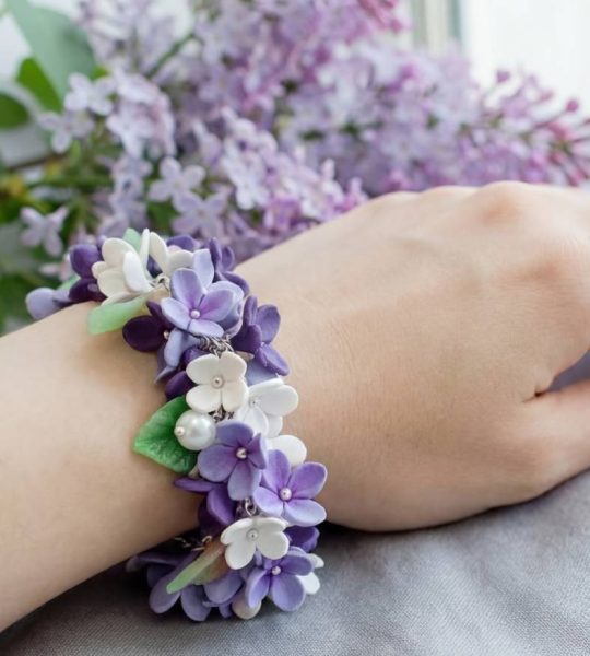 Квітковий жіночий браслет із глини своїми руками бузок