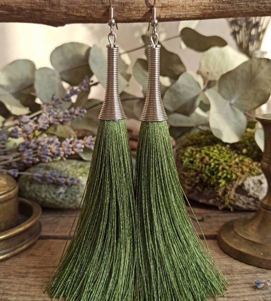 Жіночі сережки пензлики довгі зелені шовкові нитки