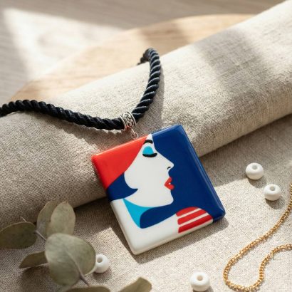 Квадратний жіночий дерев'яний кулон художниця Malika Favre