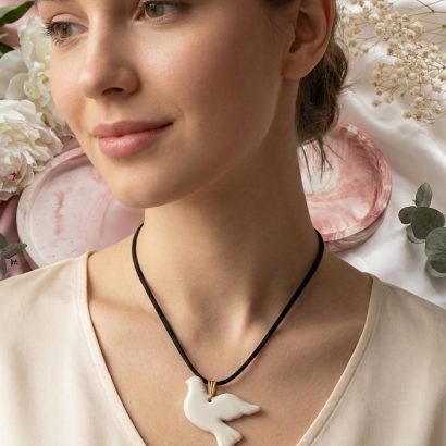 Авторський кулон біла голубка миру з полімерної глини