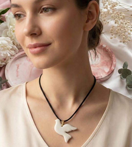 Авторський кулон біла голубка миру з полімерної глини