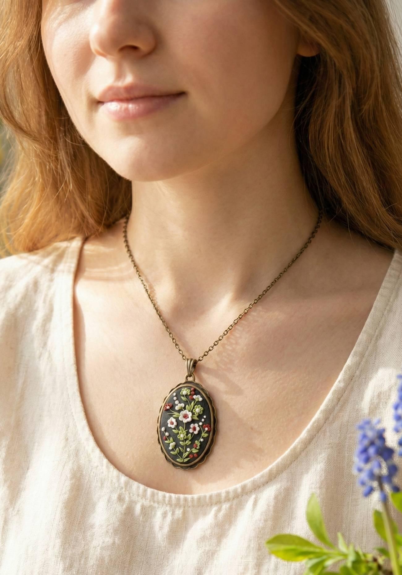 Жіночий кулон овал квіти філігрань полімерна глина Жіночий кулон овал квіти філігрань полімерна глина