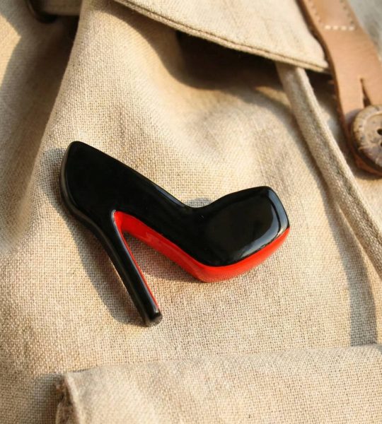 Дерев'яна брошка жіноча туфелька чорна лабутени