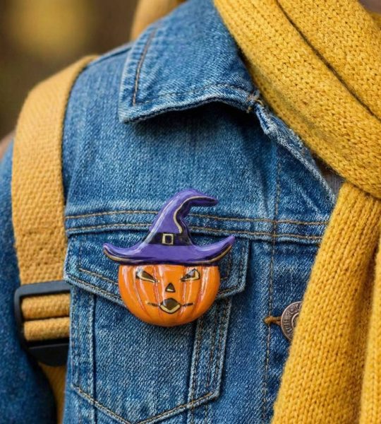 Сувенірна прикраса брошка з дерева гарбуз Хелловін