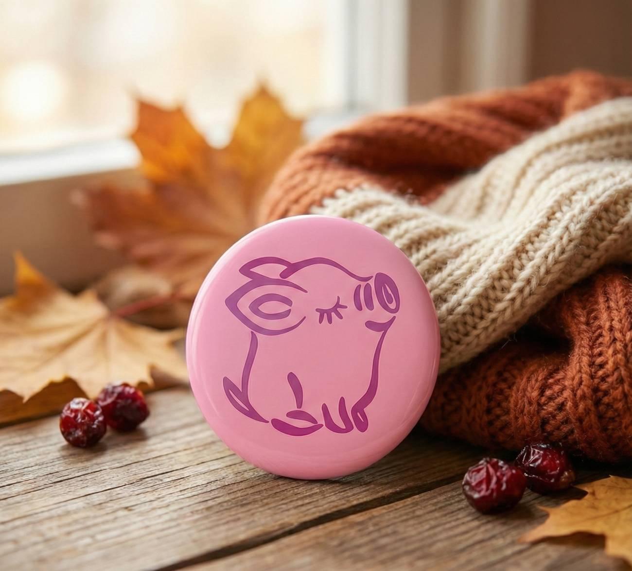 Дерев’яна кругла рожева дитяча брошка свинка розпис Дерев’яна кругла рожева дитяча брошка свинка розпис