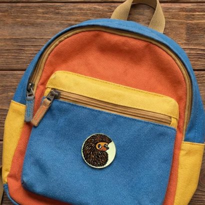 Дерев'яна сувенірна дитяча кругла брошка їжачок розпис