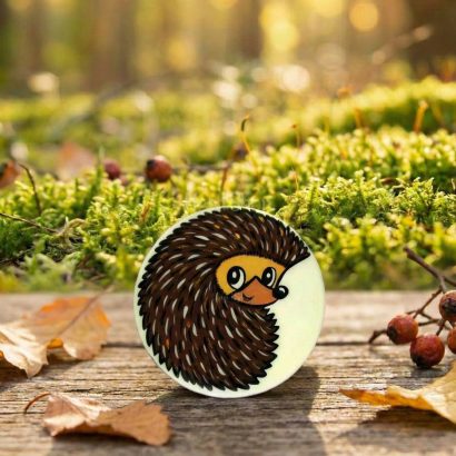 Дерев'яна сувенірна дитяча кругла брошка їжачок розпис