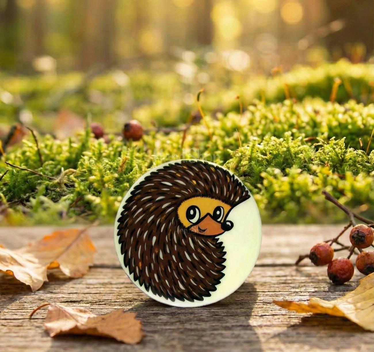 Дерев'яна сувенірна дитяча кругла брошка їжачок розпис Дерев'яна сувенірна дитяча кругла брошка їжачок розпис