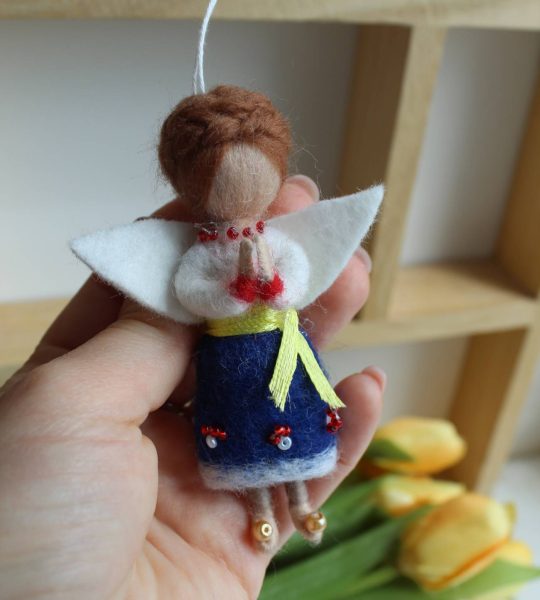 Сувенірна міні лялька підвіска полтавський янгол у сукні