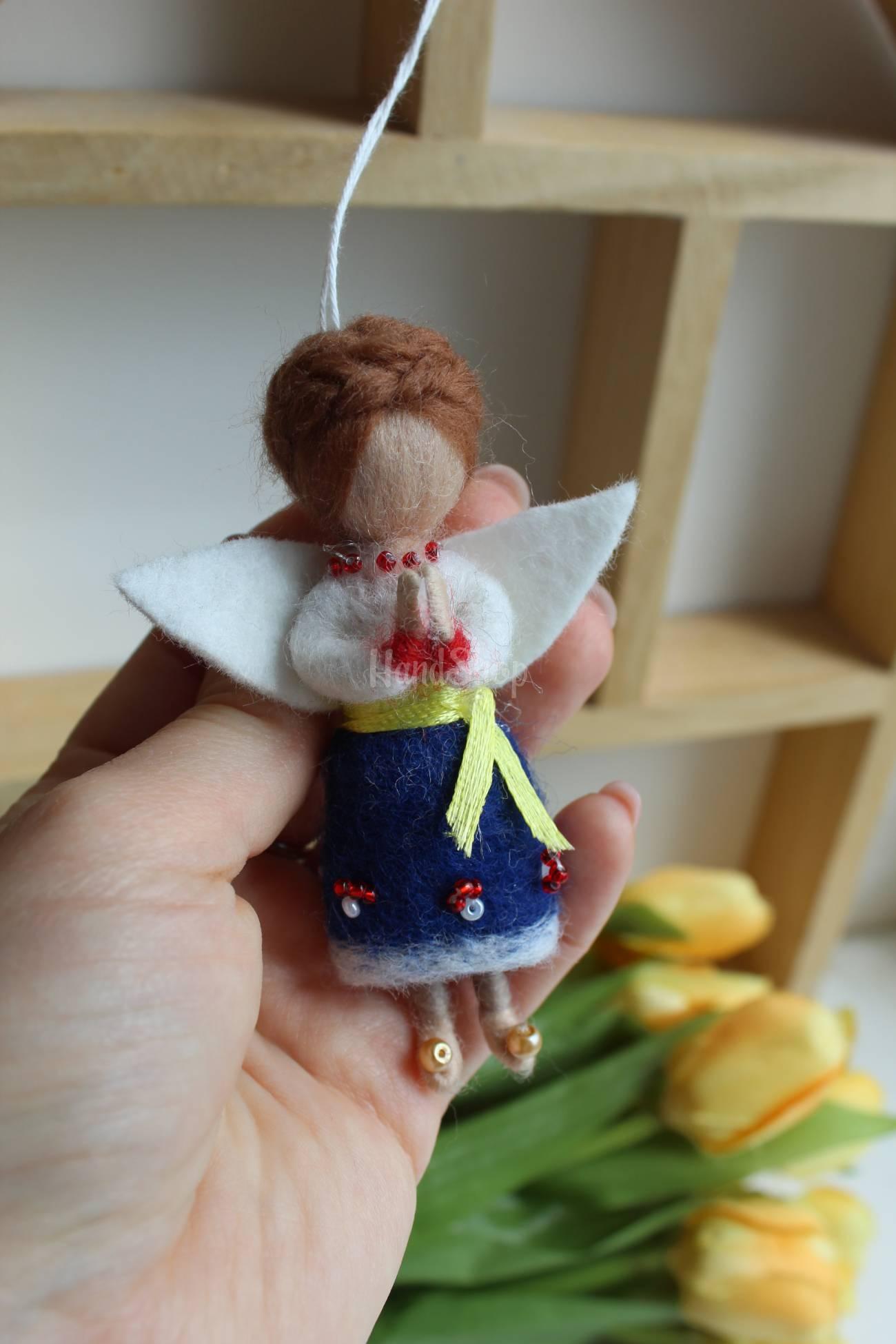 Сувенірна міні лялька підвіска полтавський янгол у сукні Сувенірна міні лялька підвіска полтавський янгол у сукні