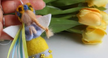 Авторський сувенір маленька білявка україночка янгол з крильцями у сукні - символічний подарунок з України