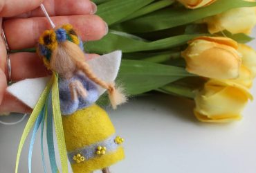 Авторський сувенір маленька білявка україночка янгол з крильцями у сукні - символічний подарунок з України