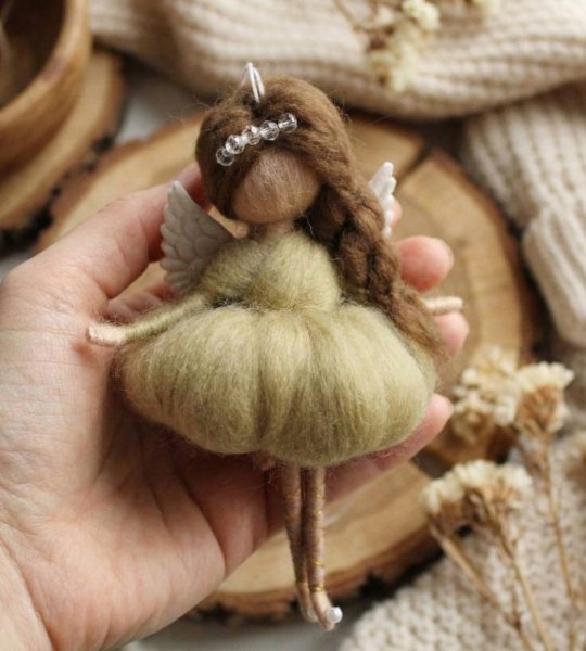 Сувенірна лялька дитяча ангел в пишній оливковій сукні підвіска