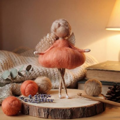 Дитяча лялечка сувенір підвіска фея з вовни в персиковій сукні