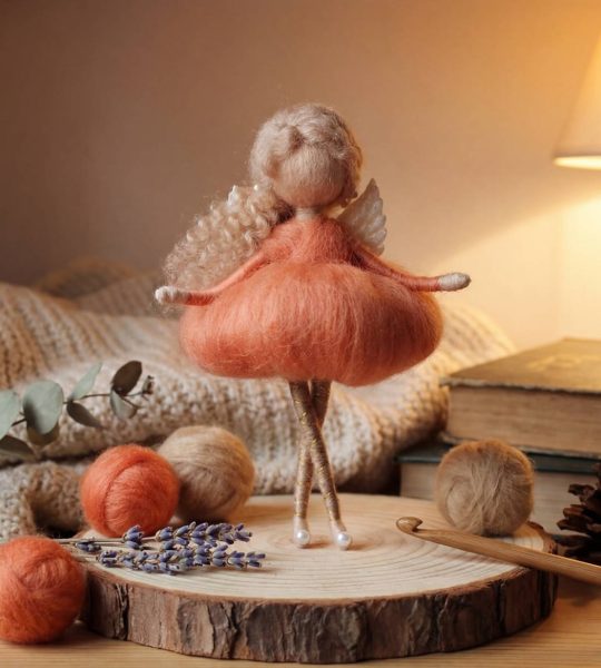 Дитяча лялечка сувенір підвіска фея з вовни в персиковій сукні