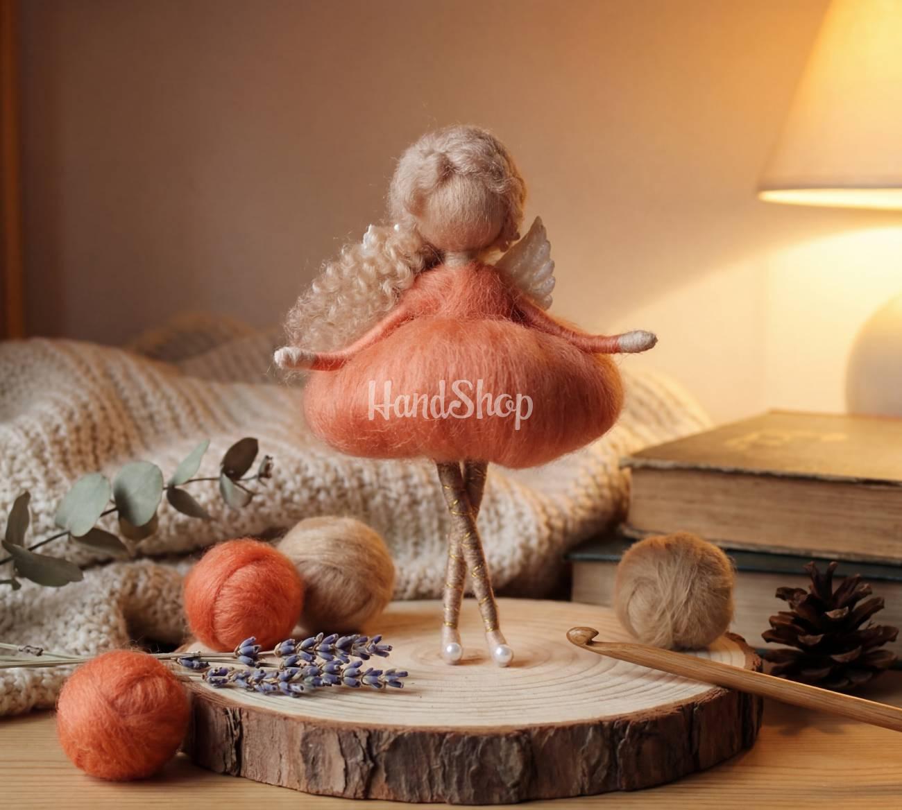 Дитяча лялечка сувенір підвіска фея з вовни в персиковій сукні Дитяча лялечка сувенір підвіска фея з вовни в персиковій сукні