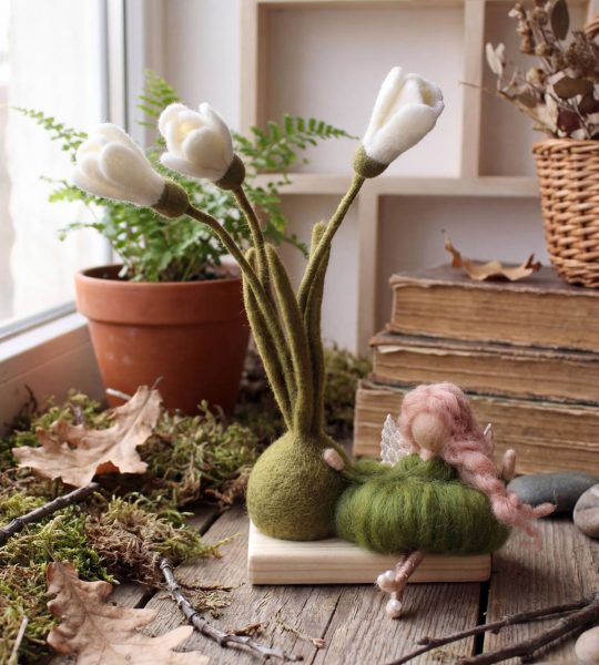 Лялька фея квіти підсніжники на дерев’яній підставці