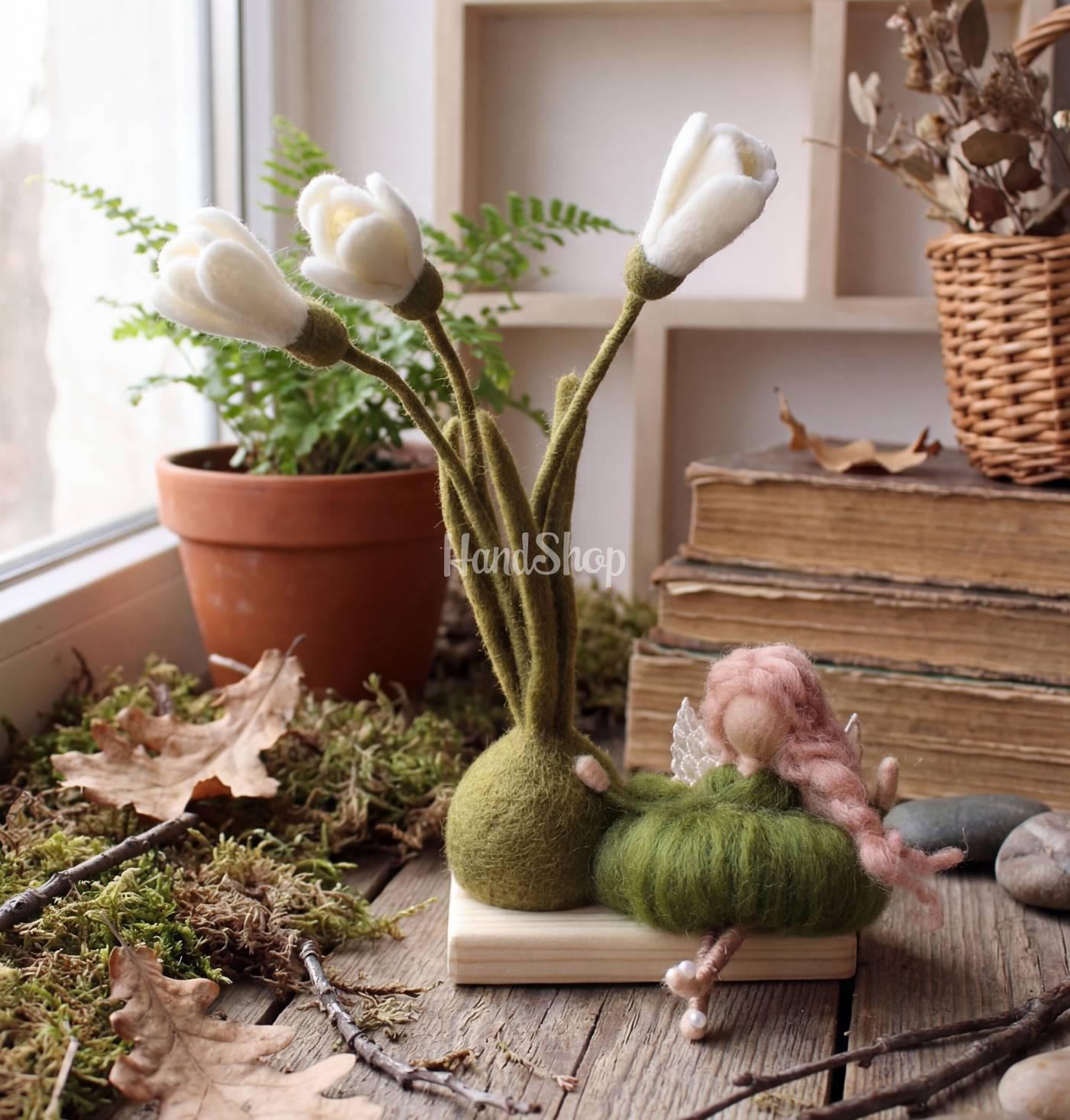 Лялька фея квіти підсніжники на дерев’яній підставці Лялька фея квіти підсніжники на дерев’яній підставці