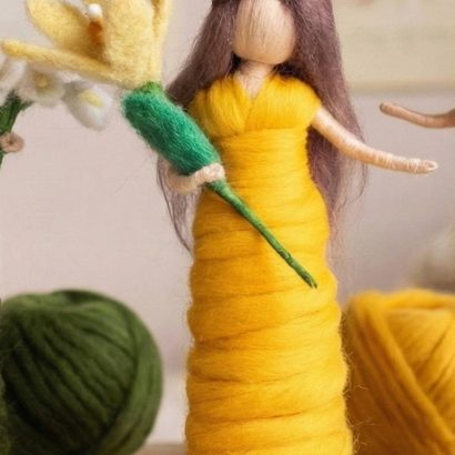 Авторська сувенірна лялька веснянка зі квіткою нарцис