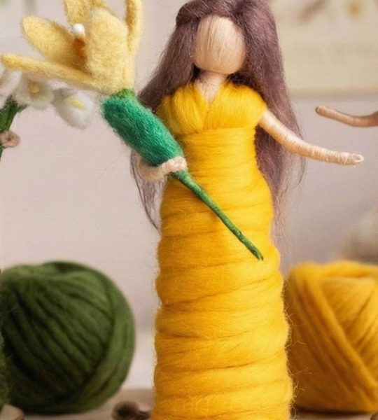 Авторська сувенірна лялька веснянка зі квіткою нарцис