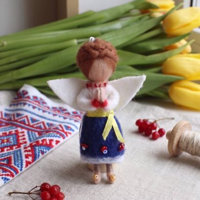 Сувенірна міні лялька підвіска полтавський янгол у сукні