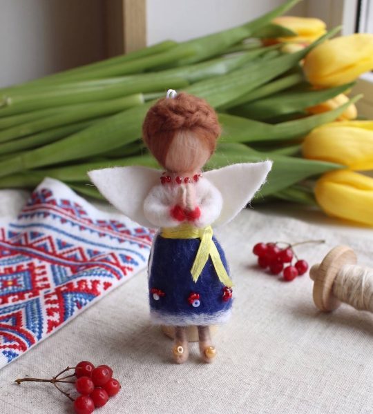 Сувенірна міні лялька підвіска полтавський янгол у сукні