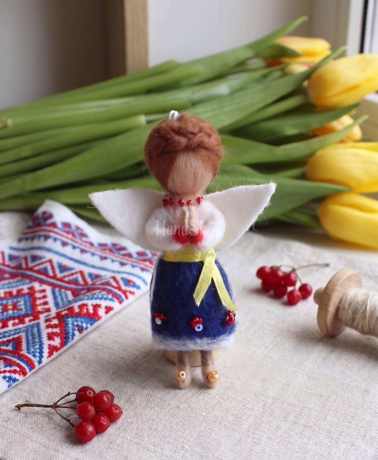 Сувенірна міні лялька підвіска полтавський янгол у сукні Сувенірна міні лялька підвіска полтавський янгол у сукні