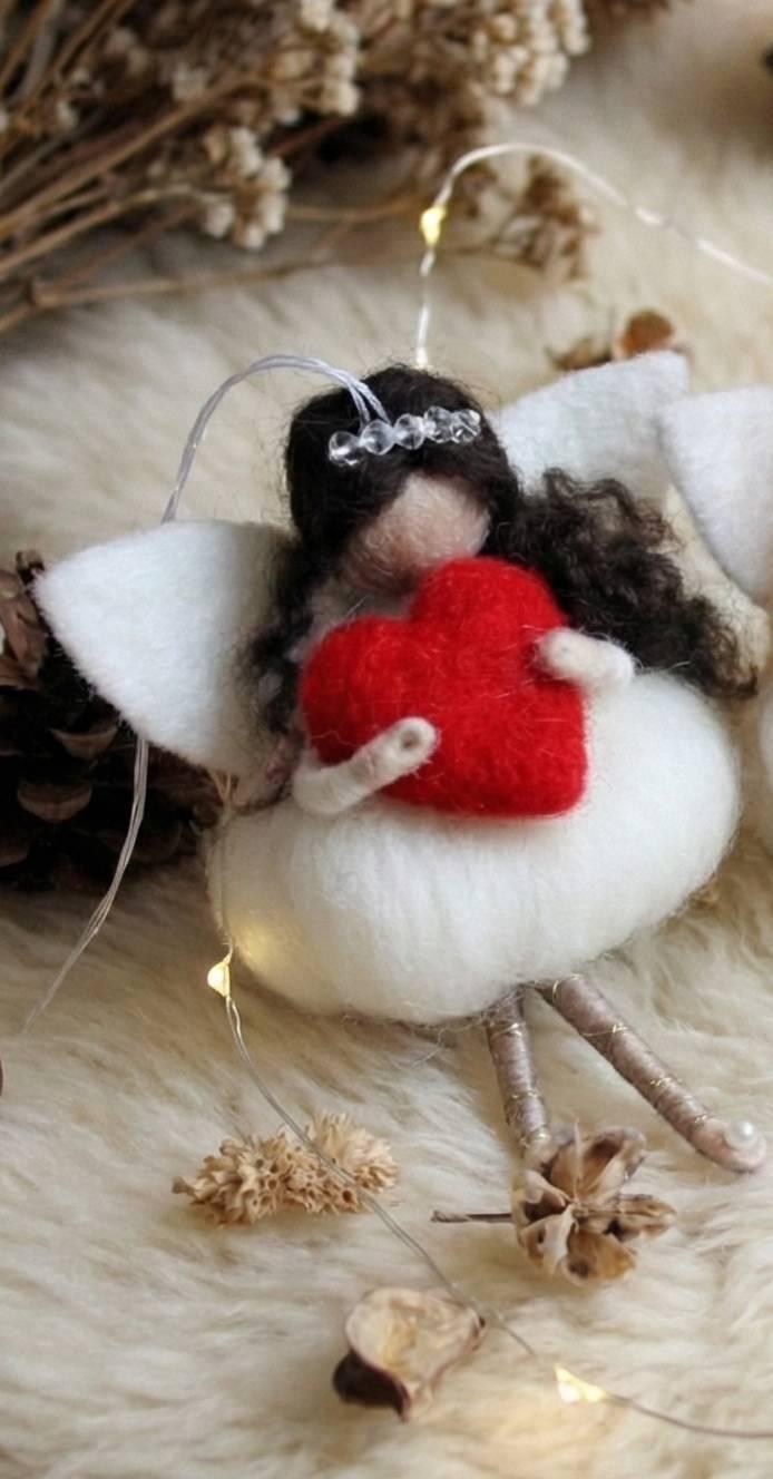 Сувенірна лялька валентинка ангела підвіска з сердечком Сувенірна лялька валентинка ангела підвіска з сердечком
