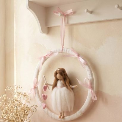 Оберіг настінна підвіска дівчинка валентинка з сердечками