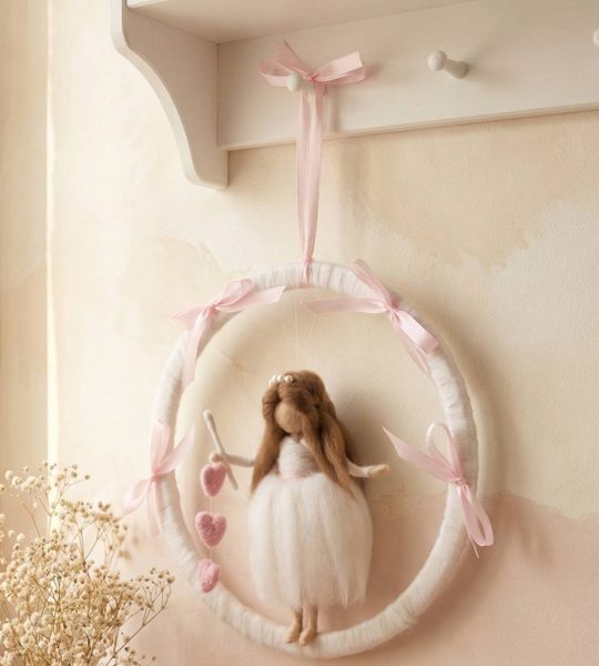 Оберіг настінна підвіска дівчинка валентинка з сердечками