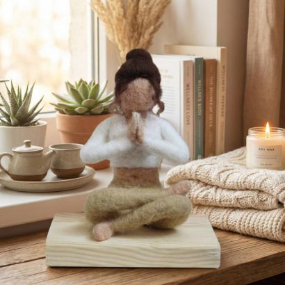 Авторська сувенірна лялька йогиня в позі Намасте